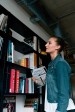 Auf diesem Bild ist eine Studentin in der Bibliothek der Wohninvest Academy zu sehen.