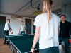 Auf diesem Bild sind die Studierenden und Azubis der Wohninvest Academy beim Tischtennis spielen zu sehen.